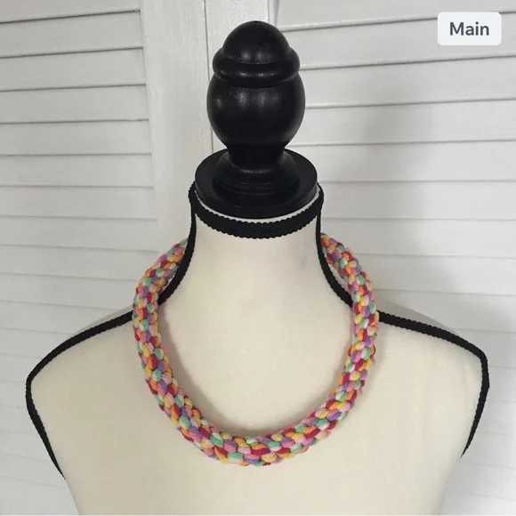 Multicolored macrame necklace - Picture 3 of 3